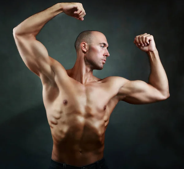 Man showing his biceps — Stock Photo, Image