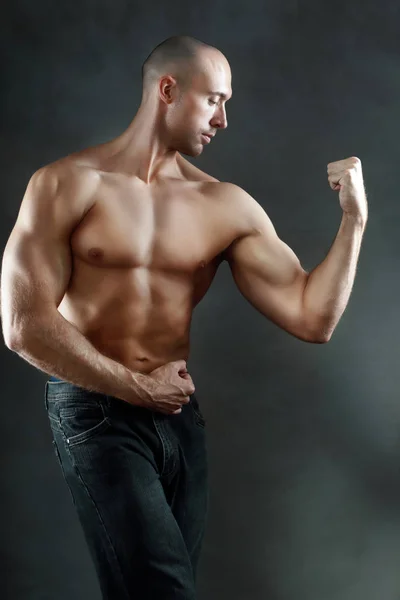 Man showing his biceps — Stock Photo, Image