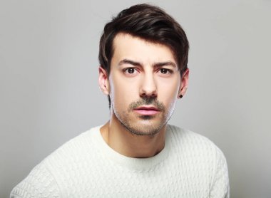 Yakışıklı genç adam.