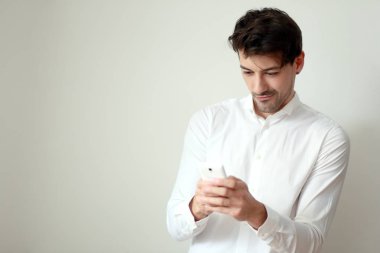 onun smartphone üzerinde oynayan adam