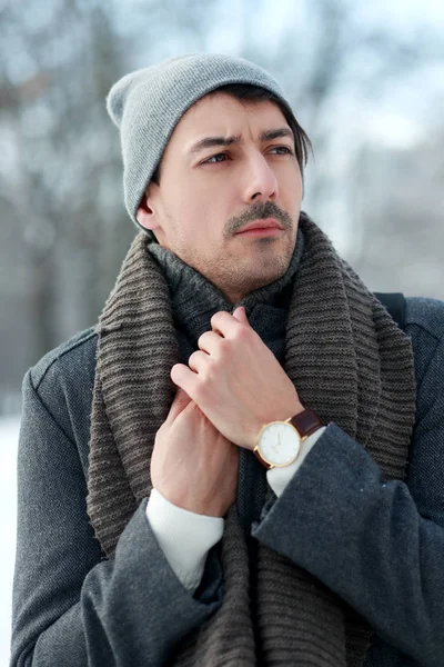 Fashion man in winter park — Stock Photo, Image