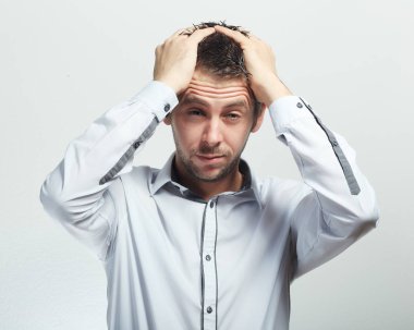 genç adam kafasını dokunmadan bir ağrı var ya da stresten acı