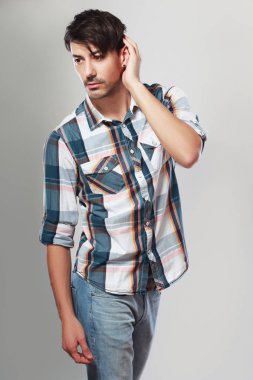 yakışıklı genç adam bir şey dinleme