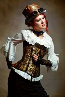 Steampunk şapka giyen güzel Victoria tarzı kız portresi