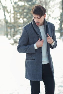 açık sıcak kat yalnız karlı parkta yürüyüş genç yakışıklı adam portresi