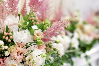 Beyaz Şakayık ve pembe astilbe da kompozisyon buketleri