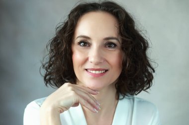 kameraya gülümseyen güzel orta yaş kadın