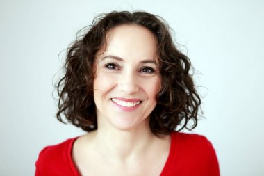 kameraya gülümseyen güzel orta yaş kadın