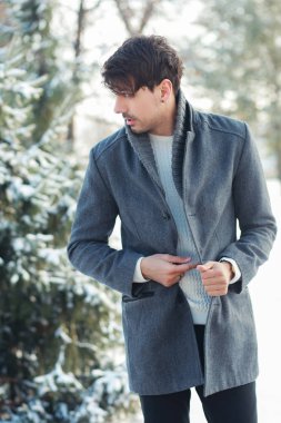 açık sıcak kat yalnız karlı parkta yürüyüş genç yakışıklı adam portresi