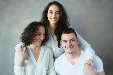 Aile headshot büyümüş kızı ve oğlu ile güzel kadın