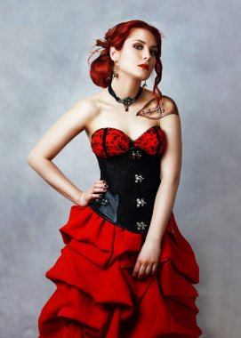 resimlerbodypainting siyah corsette ve kırmızı etek Studio poz omzuna kızla güzel steampunk