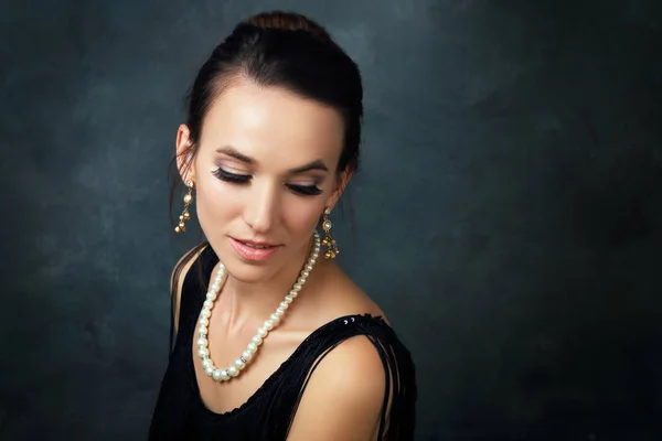 Retrato Mujer Joven Elegante Con Perlas —  Fotos de Stock