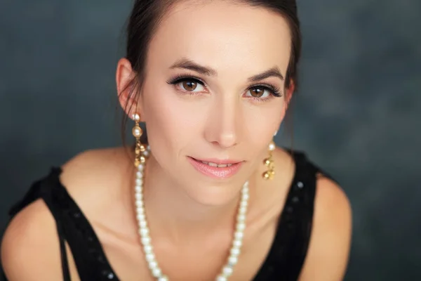 Portrait Jeune Femme Élégante Avec Des Perles — Photo