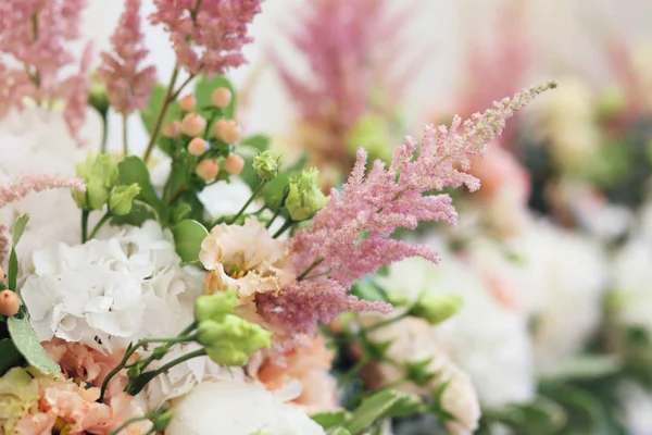 Bouquets Composition Floristique Avec Pivoine Blanche Astilbe Rose — Photo