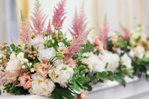 Bouquets Composition Floristique Avec Pivoine Blanche Astilbe Rose — Photo