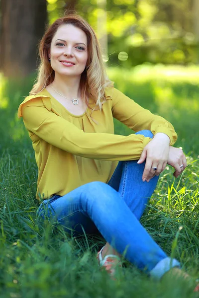 Portret Van Mooie Jonge Vrouw Buiten Zitten Gras — Stockfoto