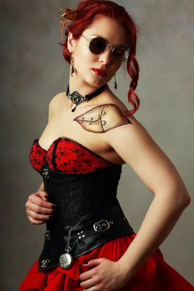 Krásný Steampunk Dívka Bodypainting Jejím Rameni Pózuje Studiu Černých Corsette — Stock fotografie