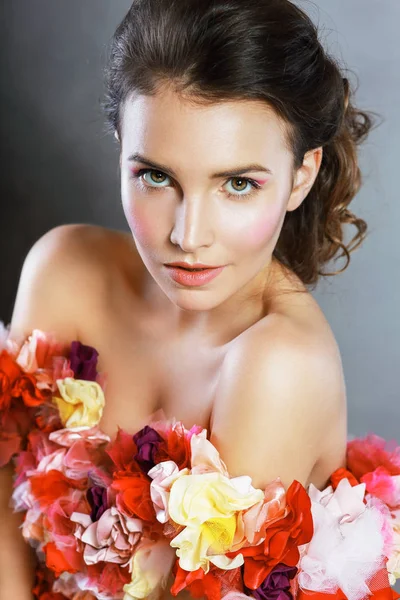 Retrato Media Longitud Una Hermosa Mujer Joven Con Vestido Flores —  Fotos de Stock