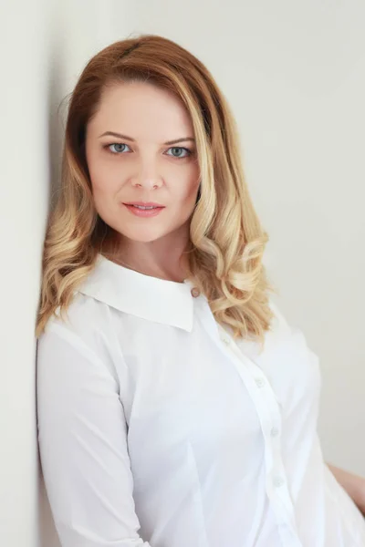 Vacker Kvinna Med Blont Hår Vit Skjorta — Stockfoto