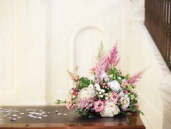 植物区系组成花束与白牡丹和粉红色落新妇 — 图库照片