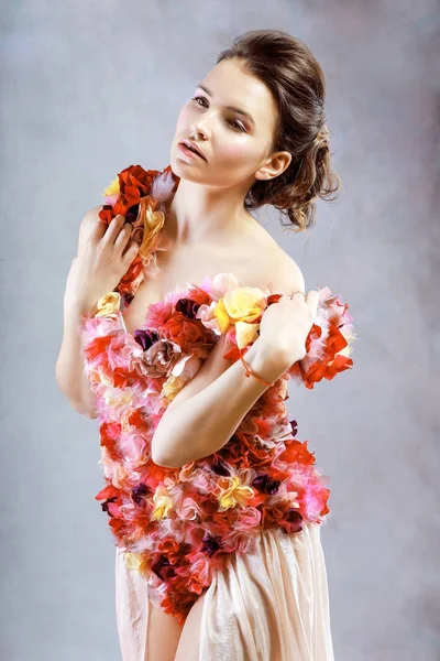 Metade Comprimento Retrato Bela Jovem Mulher Vestindo Vestido Flores Lado — Fotografia de Stock