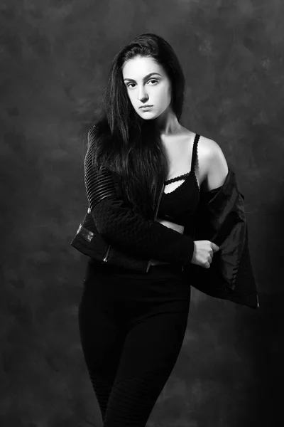Kobiece Kobieta Moda Model Pozowanie Tle Czarny Studio Portret Połowa — Zdjęcie stockowe