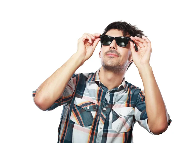 Stilig Ung Man Tittar Genom Solglasögon — Stockfoto