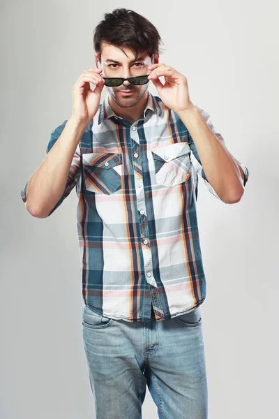 Condifend Joven Mirando Cámara Sobre Gafas Sol — Foto de Stock