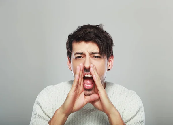 Jonge Man Schreeuwen Iets Schreeuwen Met Luide Stem — Stockfoto