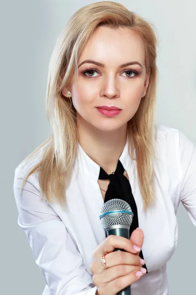 Halva Längden Porträtt Vackra Unga Kvinna Som Håller Mikrofon Handen — Stockfoto