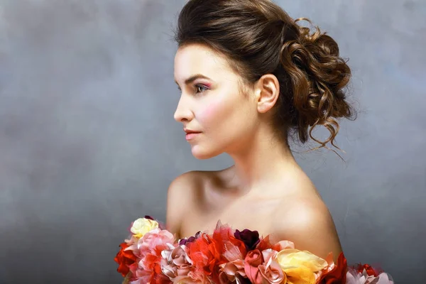 Medio Retrato Longitud Hermosa Mujer Joven Elegante Con Vestido Flores —  Fotos de Stock