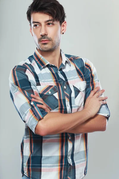 Beau Jeune Homme Debout Avec Les Bras Croisés Regardant Extérieur — Photo