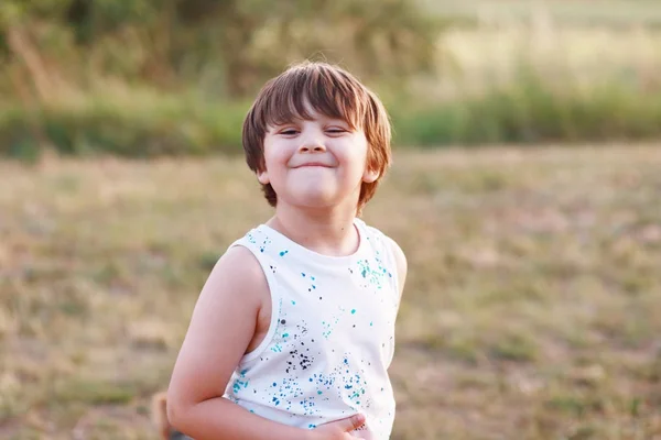 Kleiner Junge Zeigen Auf Grünem Gras Hintergrund Kopierraum Hintergrundbeleuchtung Warmgetöntes — Stockfoto