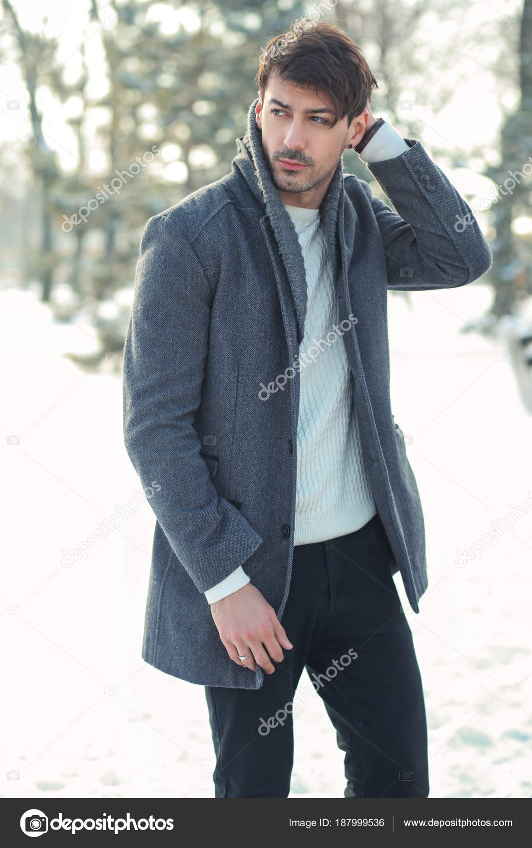 Portrait Exterieur Jeune Homme Beau Manteau Chaud Marchant Seul Dans Photo de stock par lenanet 187999536