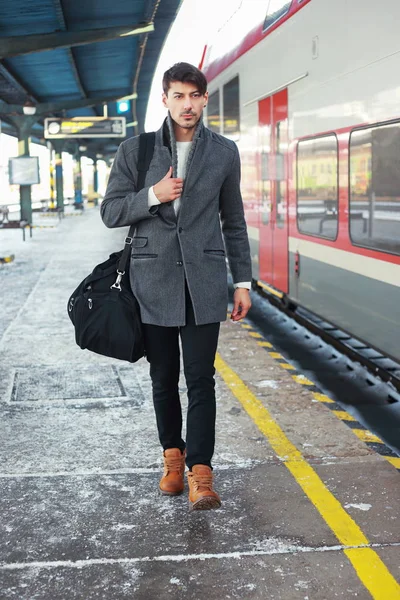 Открытый Портрет Молодого Красивого Человека Идущего Вокзал Теплом Пальто Сумкой — стоковое фото