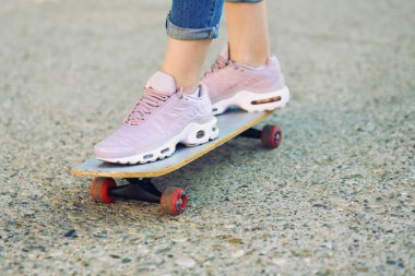 asfalt - sokak spor kavramı üzerinde kaykay üzerinde kız ayağı