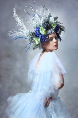 Winter Fairy veya kar kraliçesi - ışık mavi tül elbise dış giyim çiçek taç kadında