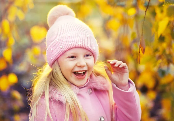 Belle petite fille en chapeau rose — Photo