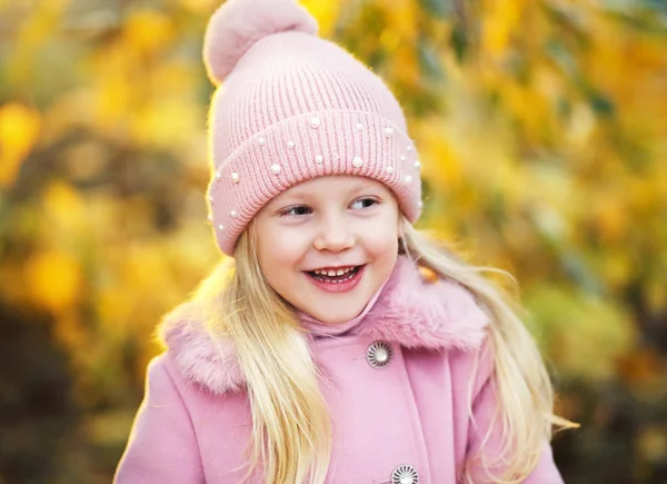 Belle petite fille en chapeau rose — Photo