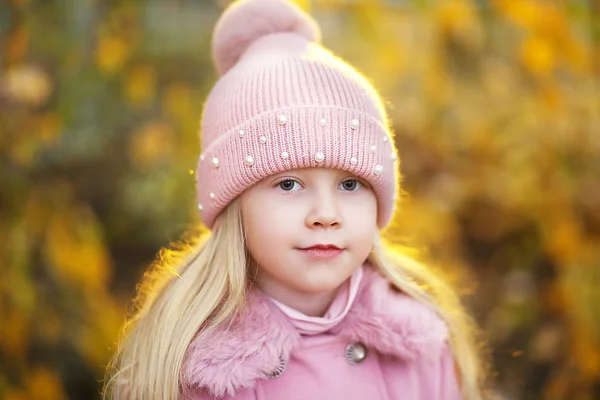 Vacker liten flicka i rosa hatt — Stockfoto