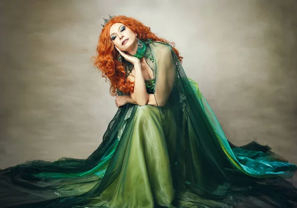 Жінка в зеленій фентезійній сукні — стокове фото