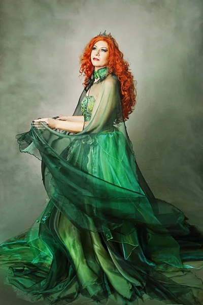穿著绿色奇装异服的女人 — 图库照片