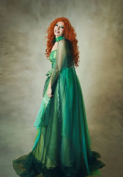 Vrouw in groene fantasie jurk — Stockfoto