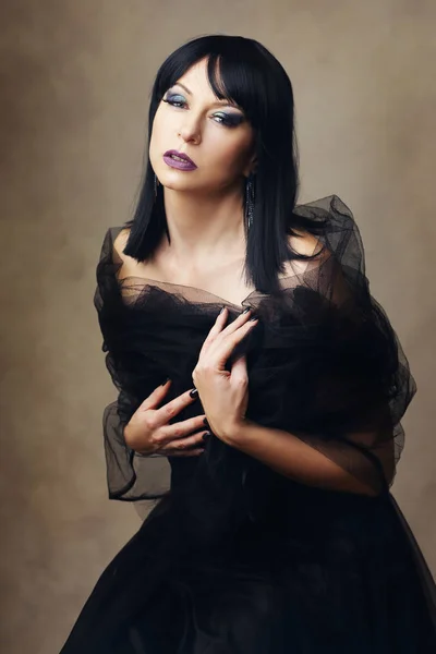 Mujer en traje de estilo gótico — Foto de Stock