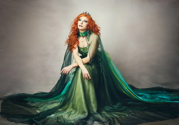 Kvinna i grön fantasi klänning — Stockfoto