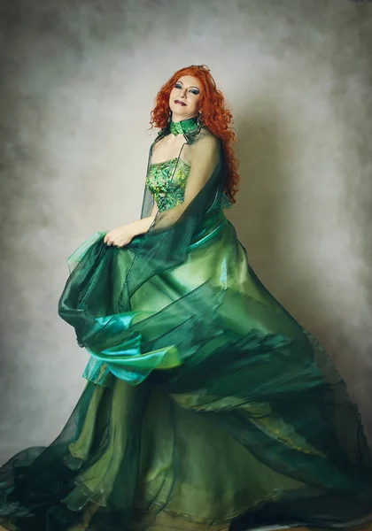 Γυναίκα σε πράσινο φόρεμα φαντασίας — Φωτογραφία Αρχείου