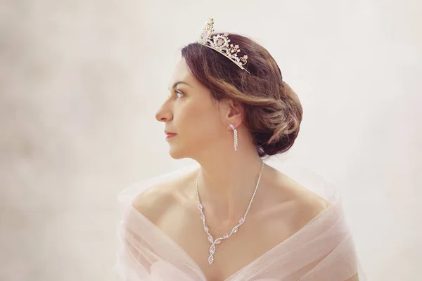 Elegancki lady różowy tiara — Zdjęcie stockowe