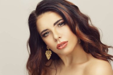 Modern makyajlı kaşları olan güzel, genç bir bayan model.