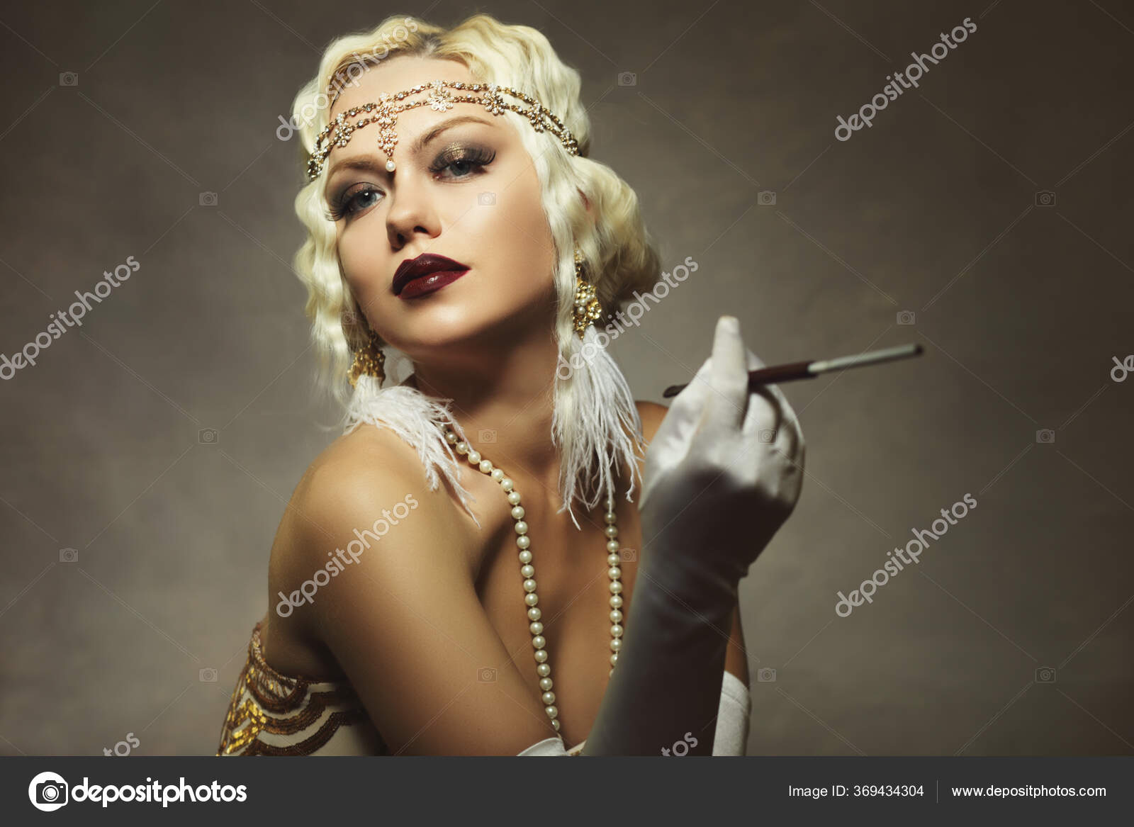 Schöne Frau Retro Flapper Stil Frau Retro Vintage Brüllende 20Er –  Stockfoto © lenanet #369434304, image size:1600x1167
