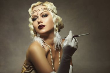 Güzel bir kadın, retro flapper tarzı kadın, eski model, kükreyen 20 'ler.